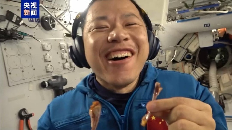 На китайской космической станции приготовили куриные крылышки и стейки на гриле. Фото: Синьхуа.