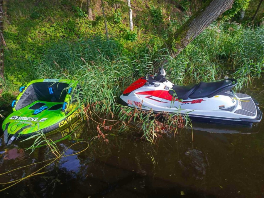 33-летний местный житель буксировал тюбинг с пассажирами и допустил столкновение с пирсом. Фото: МЧС.