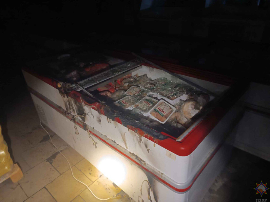 8 ноября 2025 года. Ночной пожар в дискаунтере «Спутник» на территории крепости. Фото: МЧС.