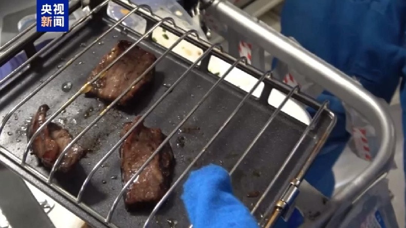 На китайской космической станции приготовили куриные крылышки и стейки на гриле. Фото: Синьхуа.