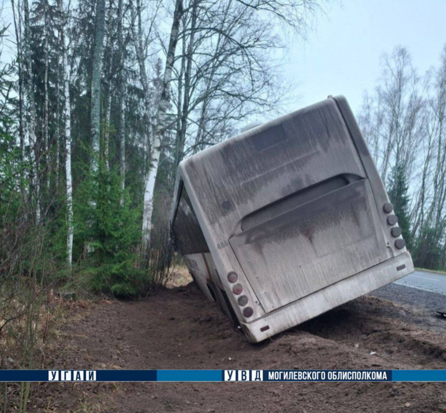 29 ноября 2025 года. На 67-м км автодороги Р-122 Могилев – Чериков – Костюковичи автобус с пассажирами съехал в кювет после столкновения с легковушкой. Фото: УВД.