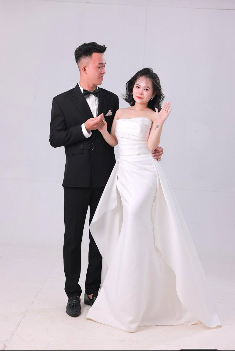 Свадьба недели во Вьетнаме. Невеста ростом 146 см встала на табуретку рядом с женихом ростом 190 см