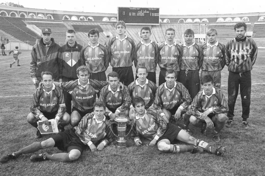 25.05.1997. Бобруйская «Белшина» – обладатель Кубка Беларуси. Андрей Хлебосолов второй слева во втором ряду. Фото Владимира Шарникова.