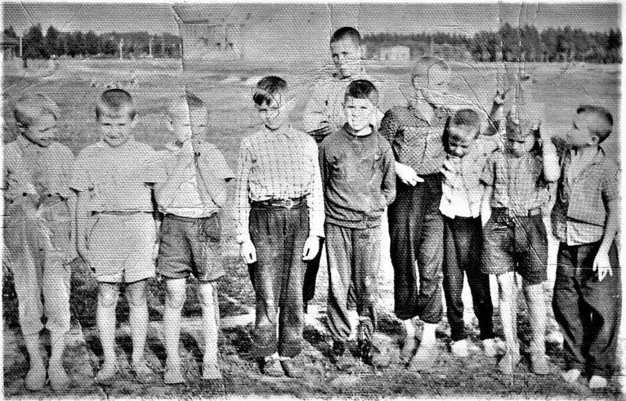 Середина 1960-х, Бобруйск. Микрорайоновские пацаны на поле, где ныне располагается стадион имени Александра Прокопенко. На дальнем плане – кинотеатр «Мир». Кстати, как минимум половина этих молодых людей в то время прекрасно знала Сашу Прокопенко. Второй слева (в шортах) – ваш покорный слуга.