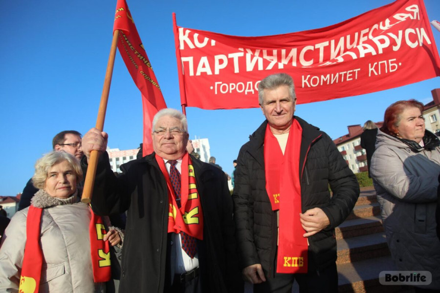 Бобруйск, 7 ноября 2025 года. Площадь им. В.И.Ленина. Возложение цветов к памятнику В.И. Ленина на одноименной площади. Фото: bobrlife.by.