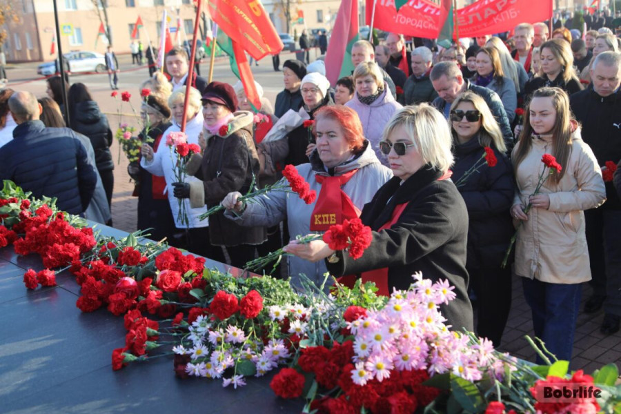 Бобруйск, 7 ноября 2025 года. Площадь им. В.И.Ленина. Возложение цветов к памятнику В.И. Ленина на одноименной площади. Фото: bobrlife.by.