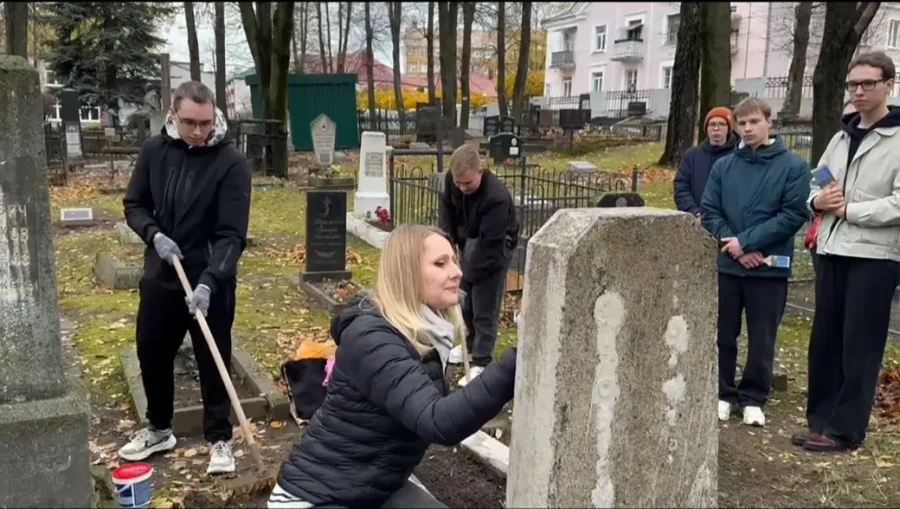 Галина Беляева на Военном кладбище Минска.