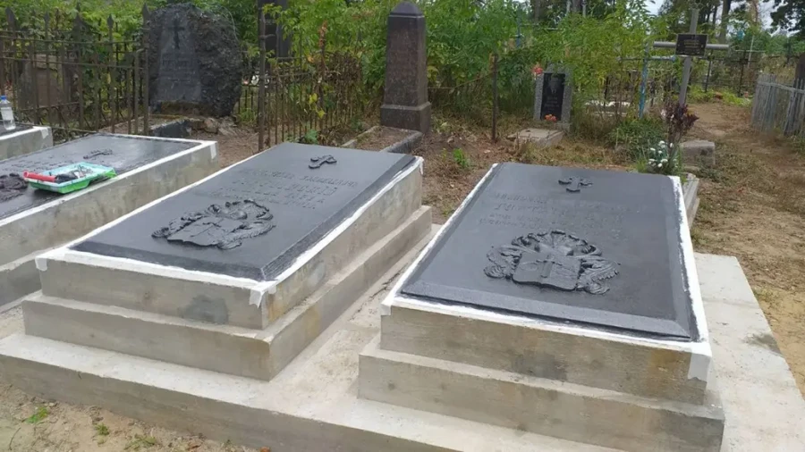 Отреставрированные захоронения рода Гортынских на могилевском кладбище.
