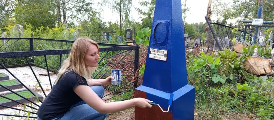 Галина Беляева на реставрации памятника.