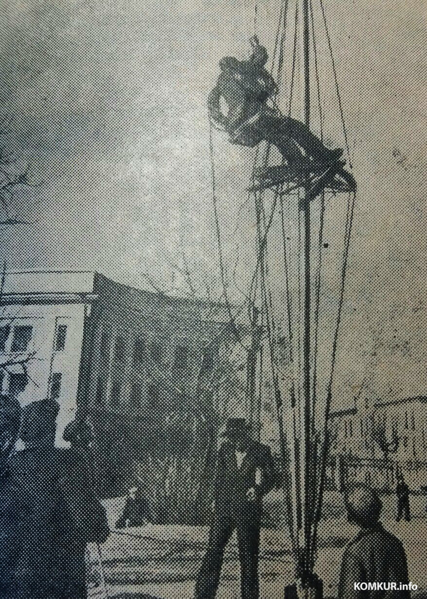 1960-е годы, Бобруйск. Установка мачты ТВ-ретранслятора на перекрестке Пушкина и Интернациональной. Позади – здание УОР.
