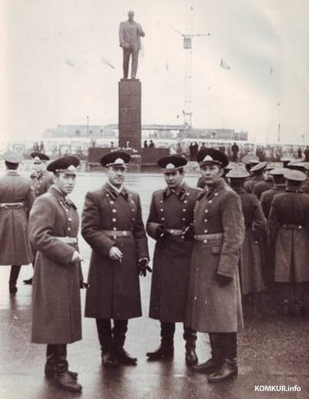 Вторая половина 70-х. Бобруйск, площадь Ленина. Офицеры бобруйского гарнизона на праздновани годовщины Октября.