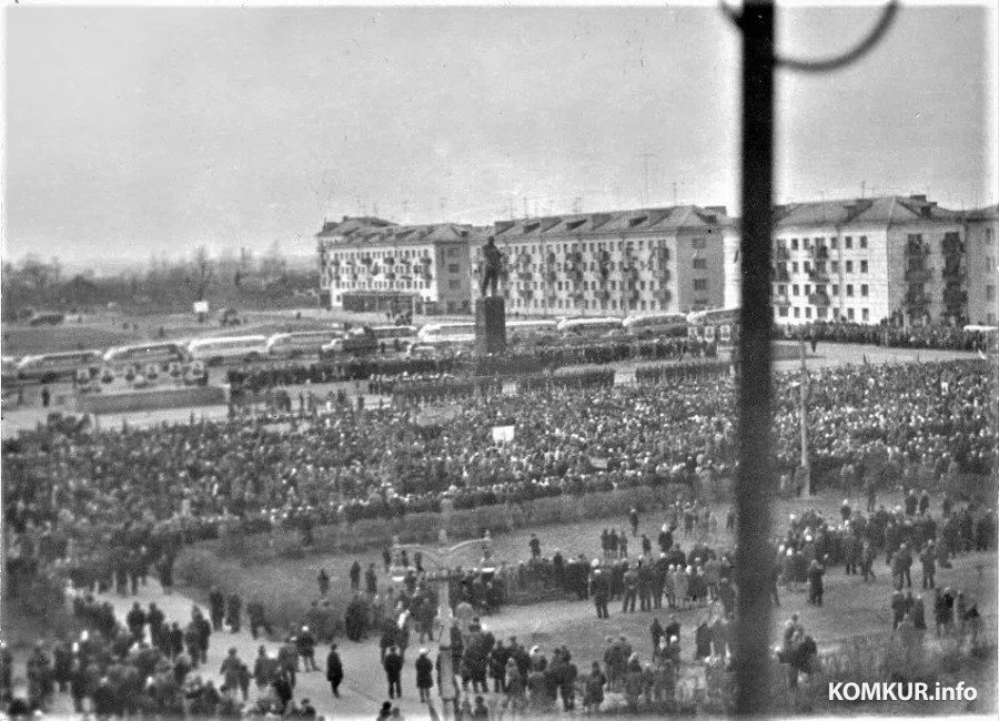 Начало 70-х. Бобруйск. Октябрьская демонстрация на площади Ленина (тогда – Победы)