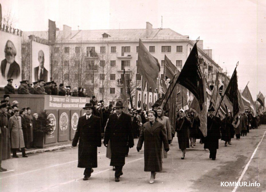 1961 год. Бобруйск. Октябрьская демонстрация на площади Ленина.