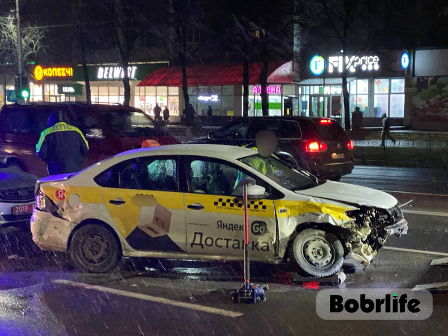В Бобруйске столкнулись два автомобиля, один из которых такси (видео)