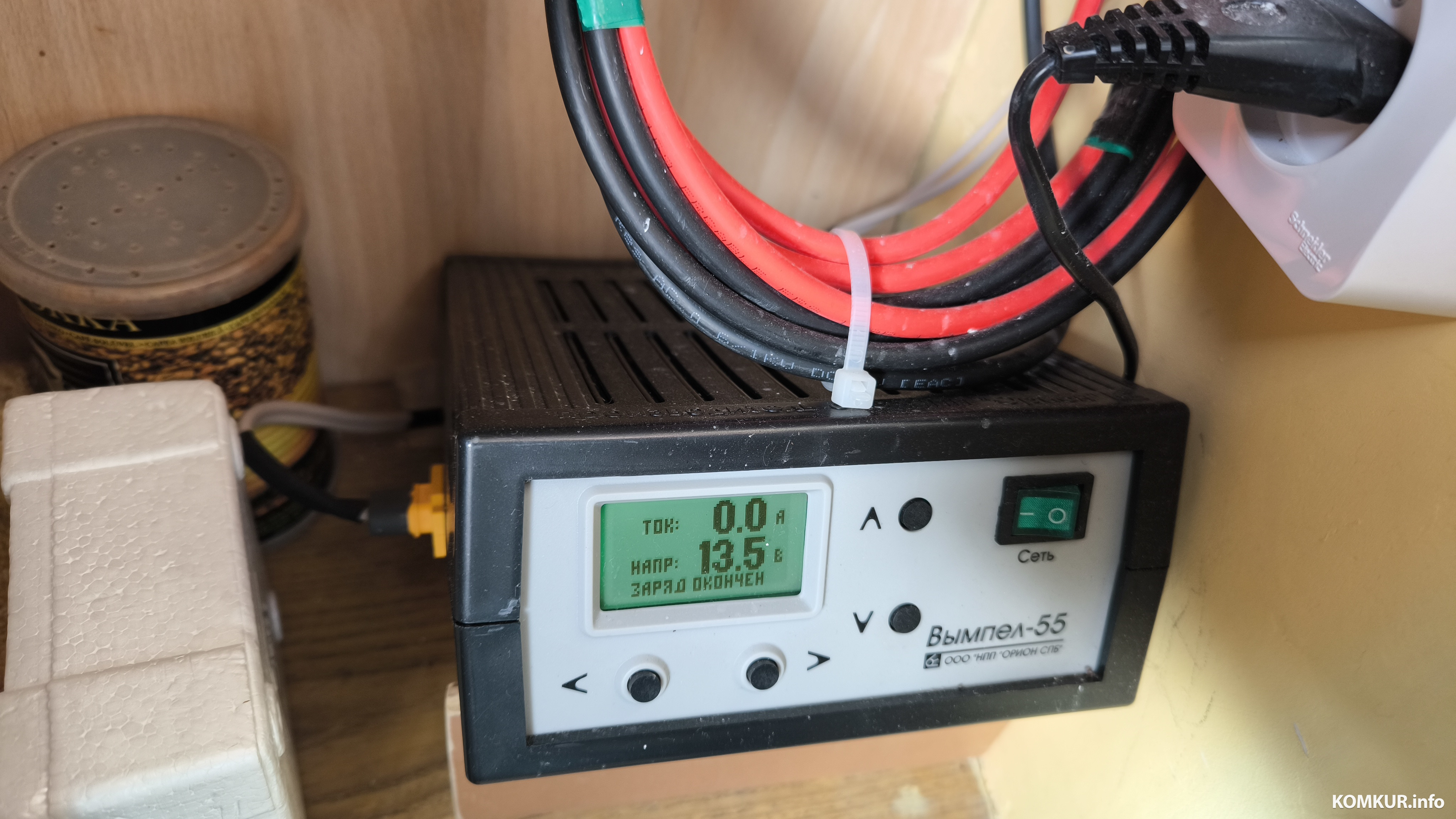 18.11.2025. Бобруйск, ул. Володарского. Юрий Савелюк установил домашнюю электростанцию на солнечных батареях.