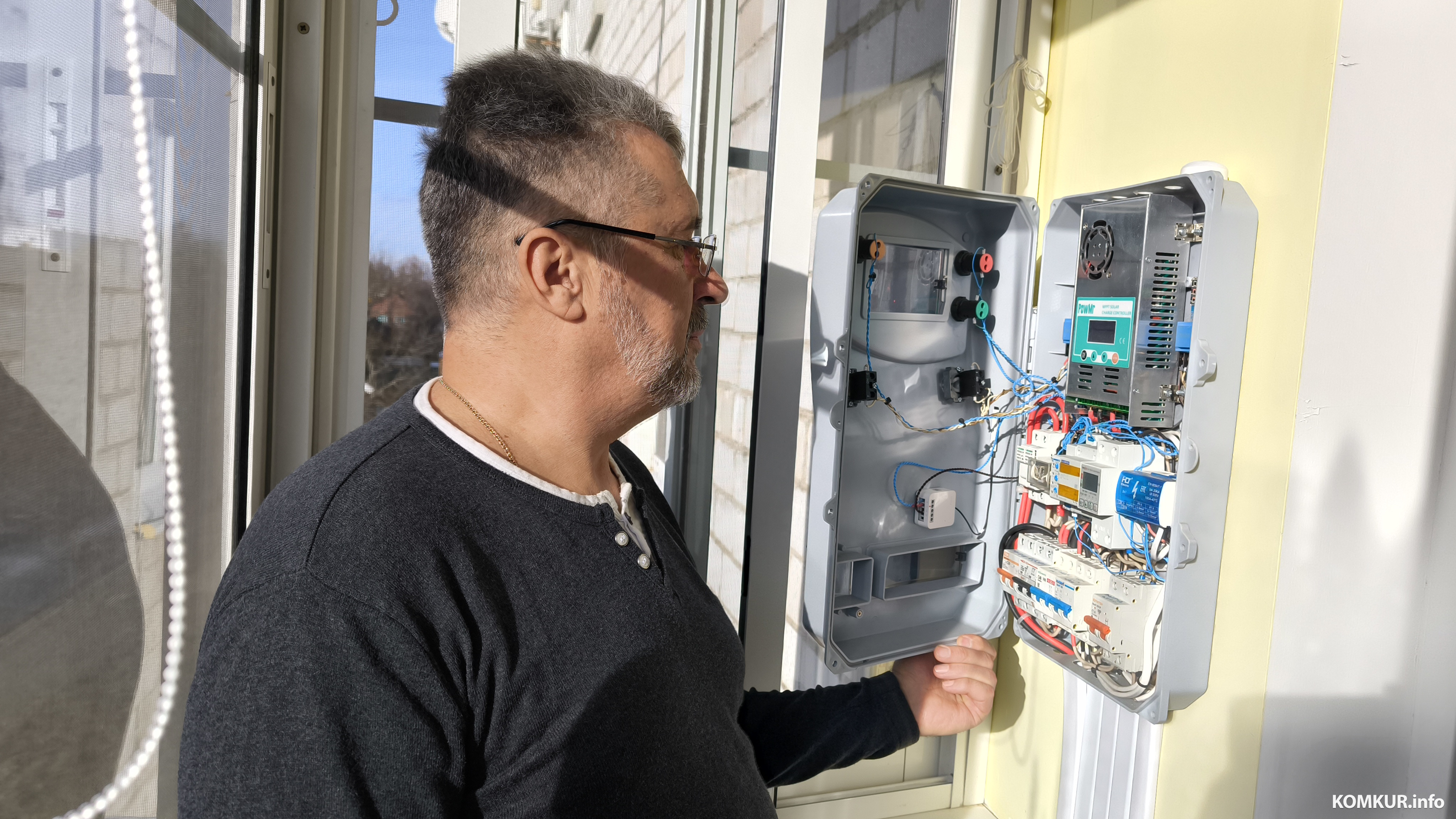 18.11.2025. Бобруйск, ул. Володарского. Юрий Савелюк установил домашнюю электростанцию на солнечных батареях.