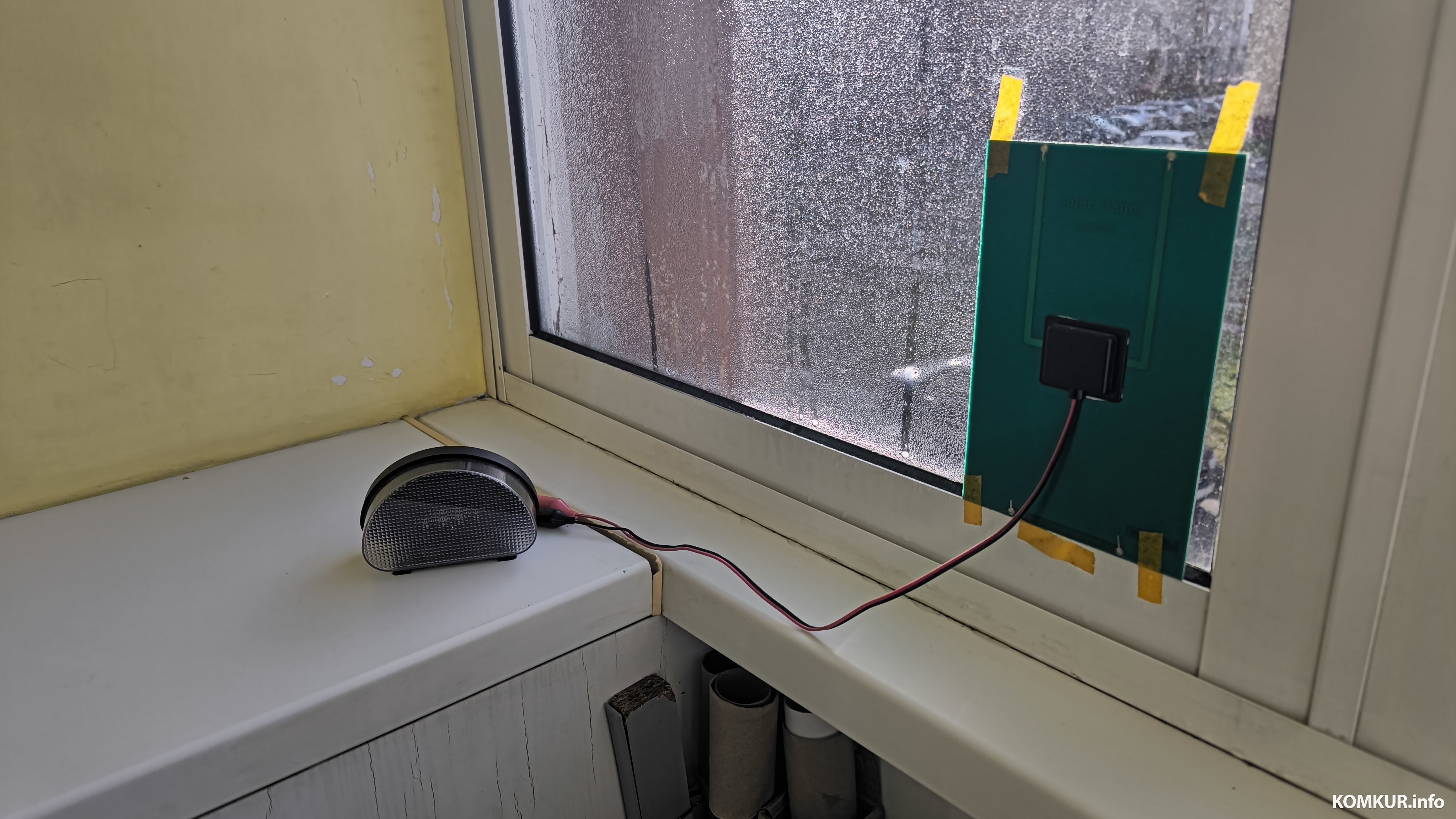 18.11.2025. Бобруйск, ул. Володарского. А эта солнечная мини-батарейка питает светильник на балконе.