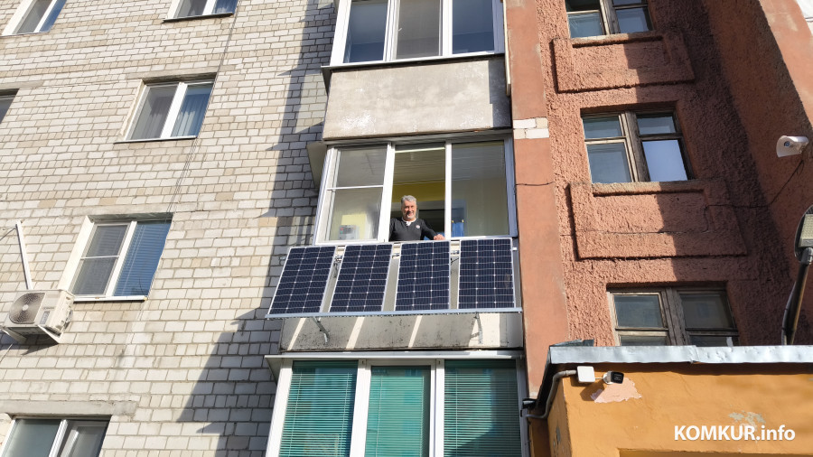 18.11.2025. Бобруйск, ул. Володарского. Юрий Савелюк установил домашнюю электростанцию на солнечных батареях.