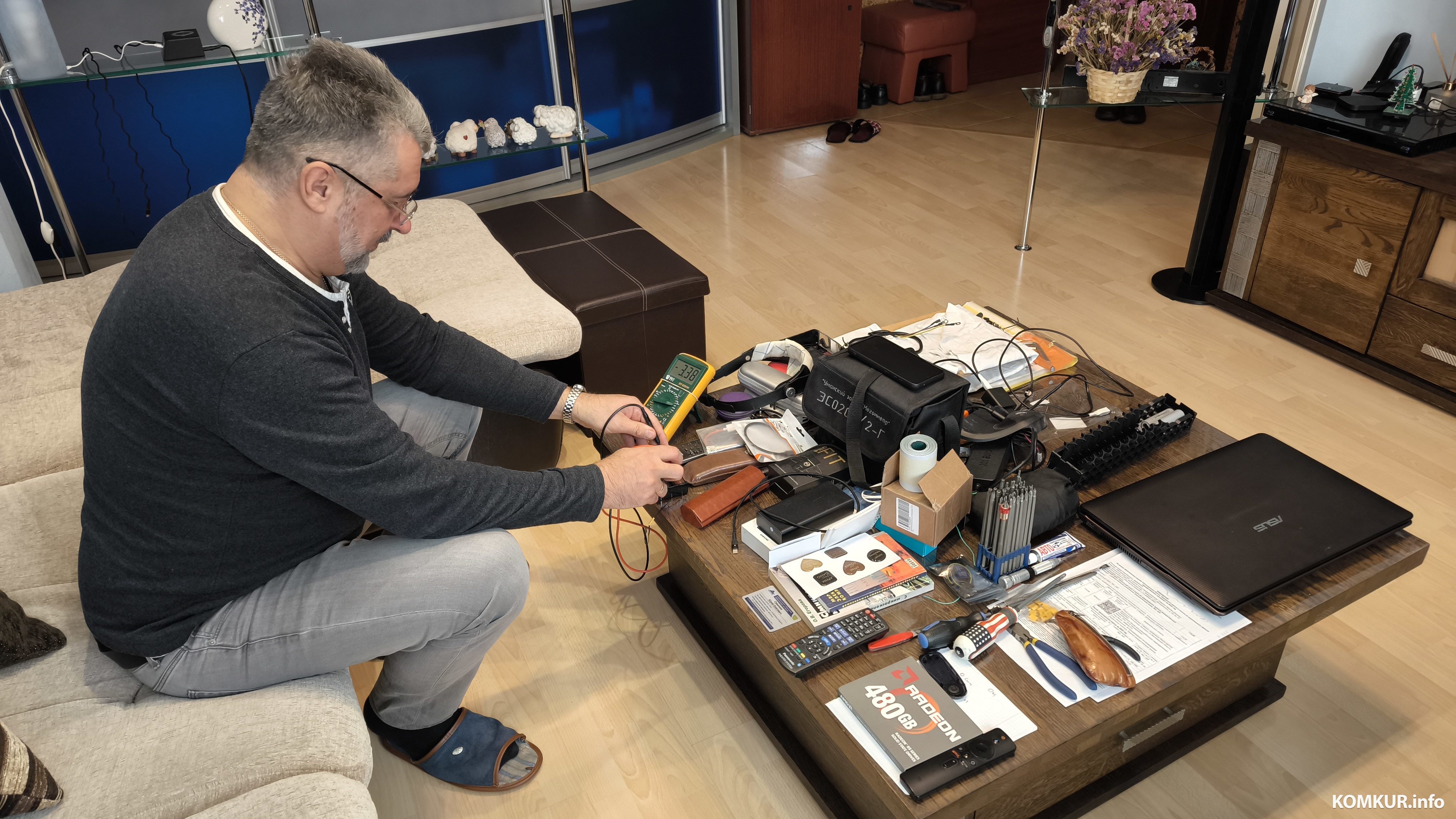 18.11.2025. Бобруйск, ул. Володарского. Юрий Савелюк установил домашнюю электростанцию на солнечных батареях.