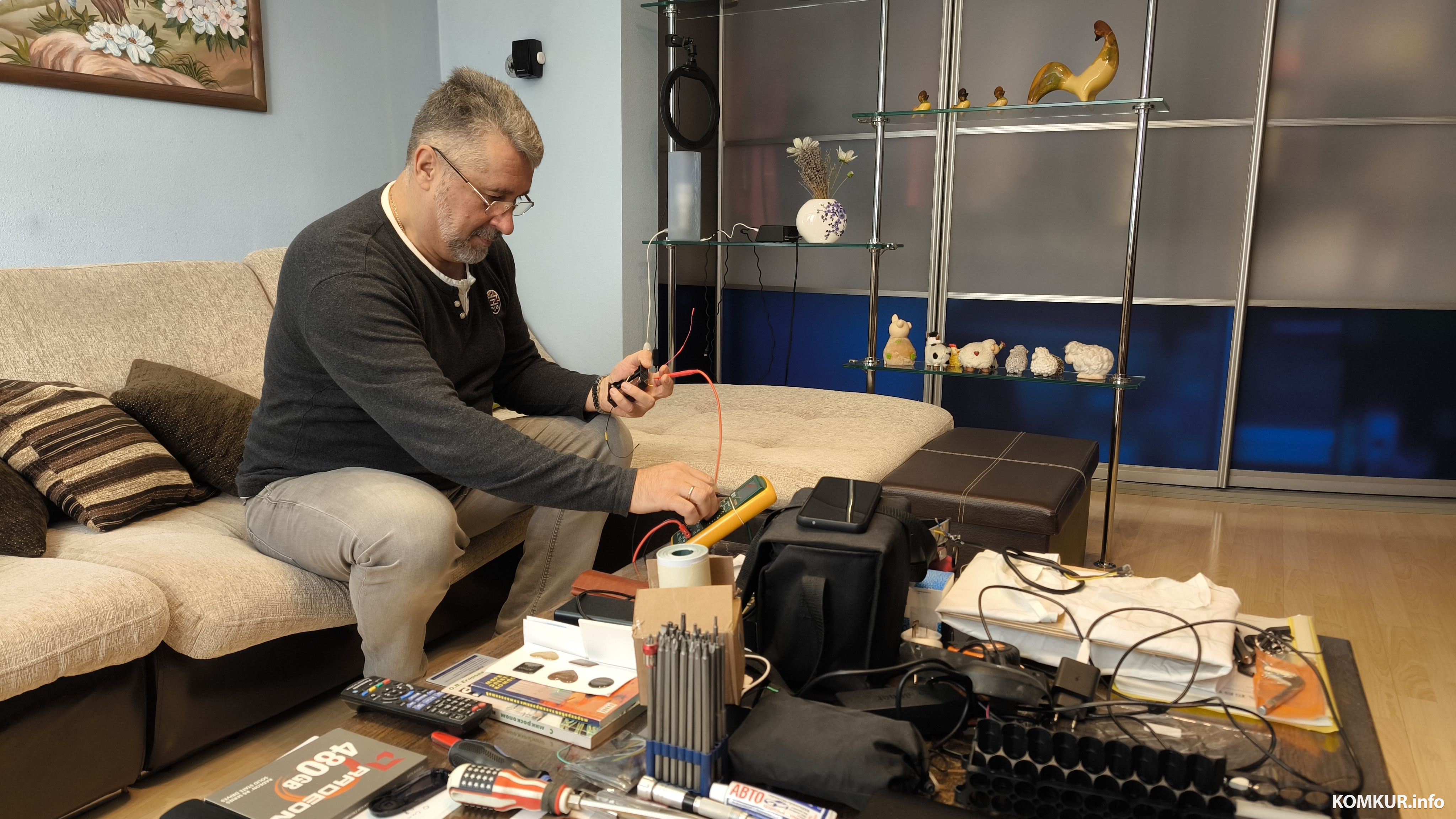 18.11.2025. Бобруйск, ул. Володарского. Юрий Савелюк установил домашнюю электростанцию на солнечных батареях.