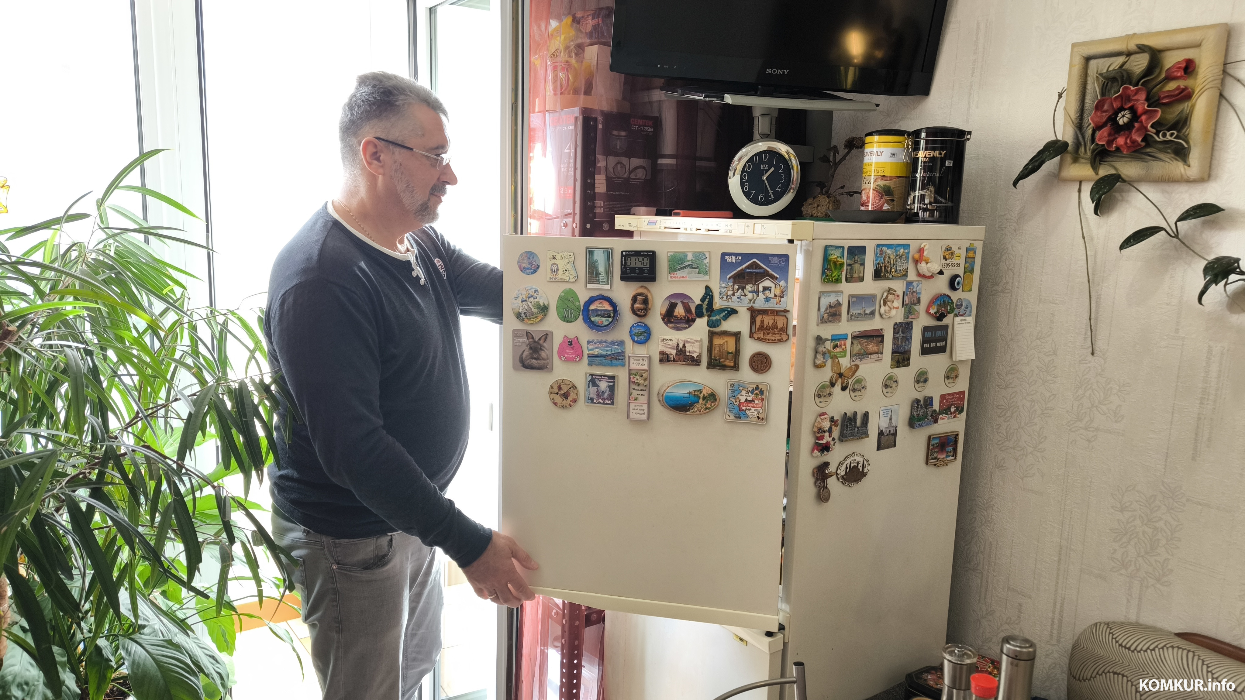 18.11.2025. Бобруйск, ул. Володарского. Юрий Савелюк установил домашнюю электростанцию на солнечных батареях.