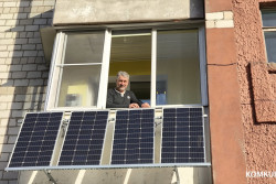 «Летом за свет платил 10 рублей». Бобруйчанин у себя дома установил солнечную батарею