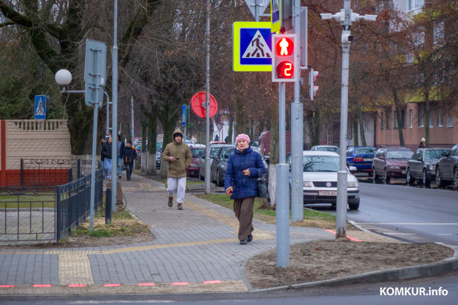 27.11.2025. Пролетарская улица, Ленинский район, Бобруйск. Напряженный городскй перекресток улиц Пролетарской и Октябрьской оборудовали светофорами