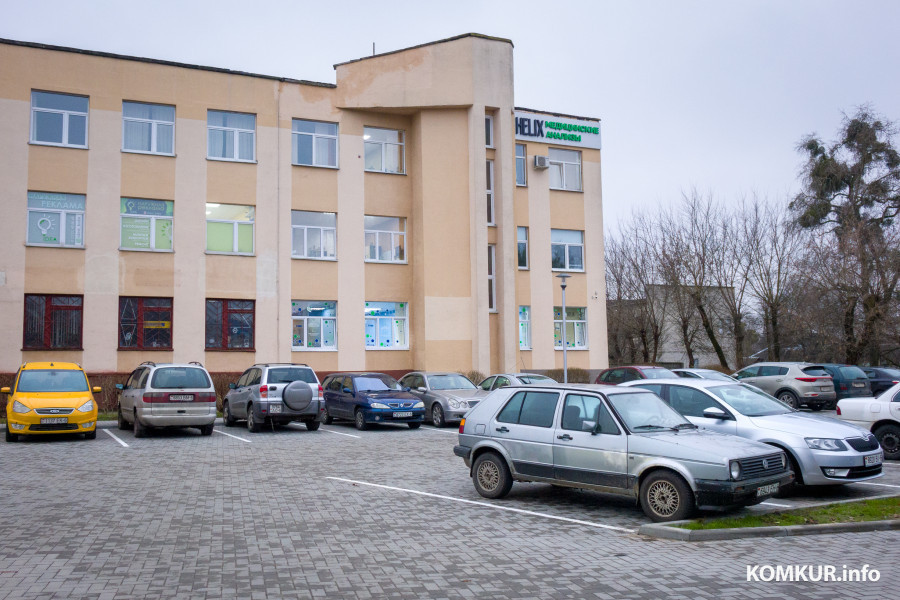 27.11.2025. Бобруйск, Могилёвская область, 213815, Беларусь. Автомобильная стоянка на улице Пролетарской