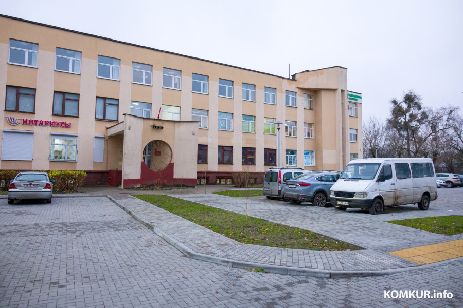 27.11.2025. Бобруйск, Могилёвская область, 213815, Беларусь. Автомобильная стоянка на улице Пролетарской