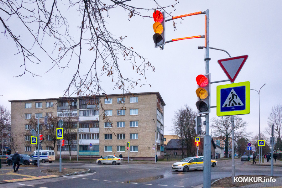 Мигает тротуар «зеленым». В Бобруйске, на перекрестке Пролетарской и Октябрьской, заработал светофор с подземными сигналами