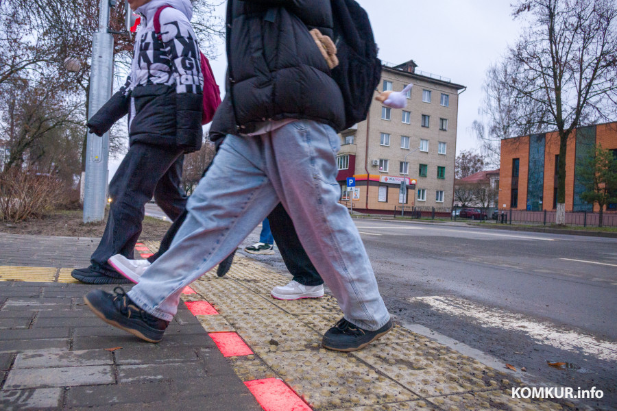 27.11.2025. Пролетарская улица, Ленинский район, Бобруйск. Напряженный городскй перекресток улиц Пролетарской и Октябрьской оборудовали светофорами