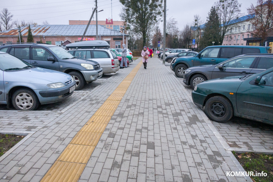 27.11.2025. Бобруйск, Могилёвская область, 213815, Беларусь. Автомобильная стоянка на улице Пролетарской