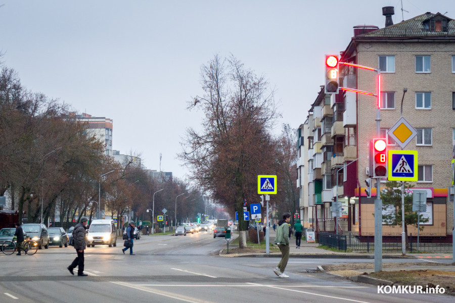27.11.2025. Пролетарская улица, Ленинский район, Бобруйск. Напряженный городскй перекресток улиц Пролетарской и Октябрьской оборудовали светофорами