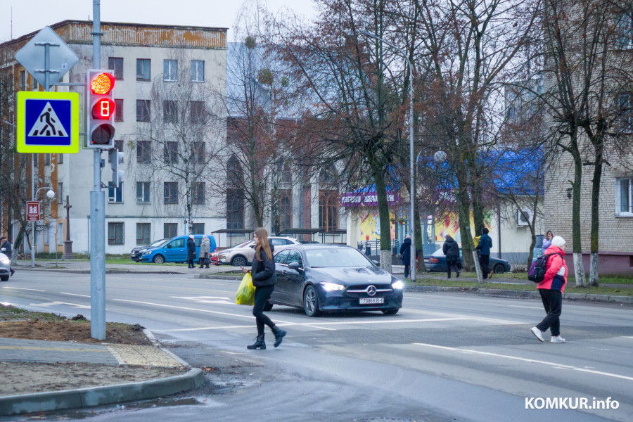 27.11.2025, Пролетарская улица, Ленинский район, Бобруйск. Напряженный городскй перекресток улиц Пролетарской и Октябрьской оборудовали светофорами