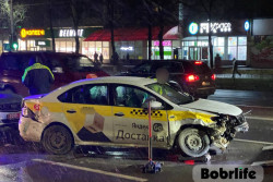 В Бобруйске столкнулись два автомобиля, один из которых такси (видео)