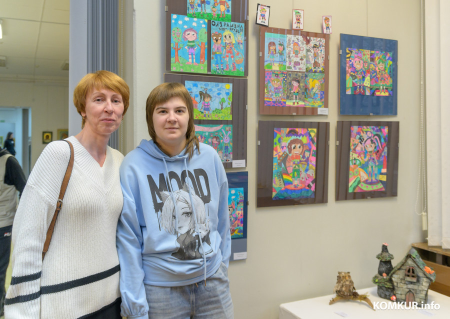 20.11.2025. Бобруйский художественный музей. Торжественное открытие выставки работ людей с инвалидностью «Мастерство без границ»: искусство, объединяющее мир». Анастасия Богданович (справа) на фоне своих работ с мамой Татьяной.