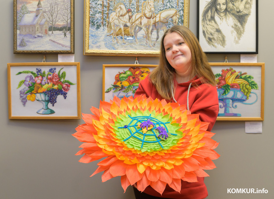 20.11.2025.  Бобруйский художественный музей. Торжественное открытие выставки работ людей с инвалидностью «Мастерство без границ»: искусство, объединяющее мир». Алина Мазуренко со своей работой «Бабье лето» (гофрированная бумага).