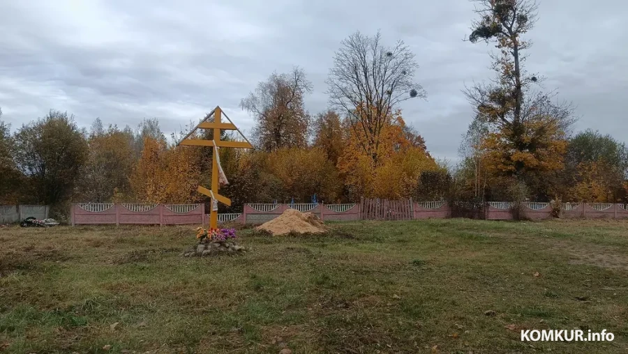 2025 г. Паклоны крыж каля вясковых могілак.