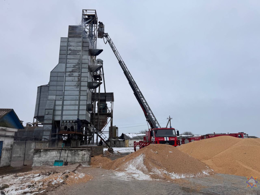 Пожар на зерносушильном комплексе в Могилевском районе: возгорание ликвидировано (видео)