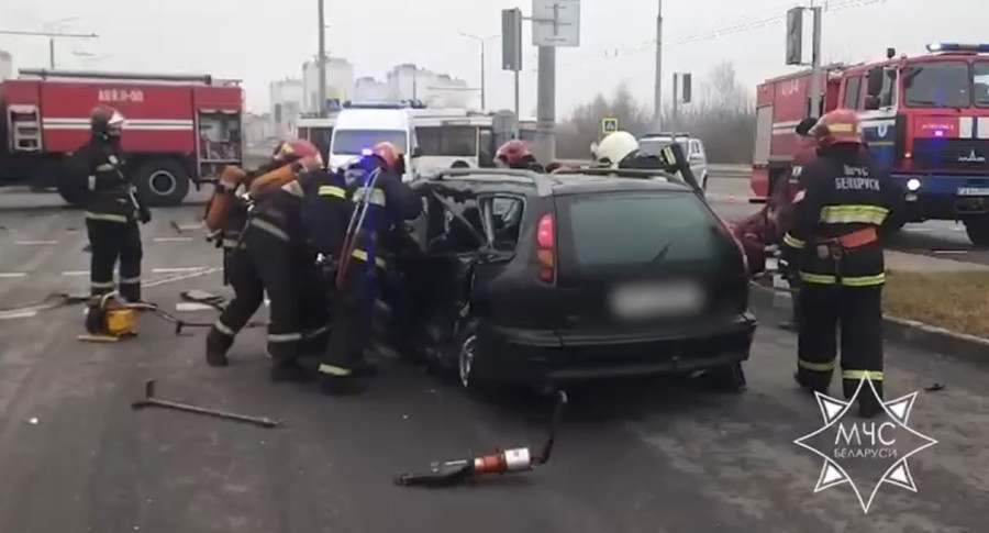 ДТП на пересечении Строителей и Народного Единства в Бобруйске: спасатели деблокировали женщину-водителя (видео)