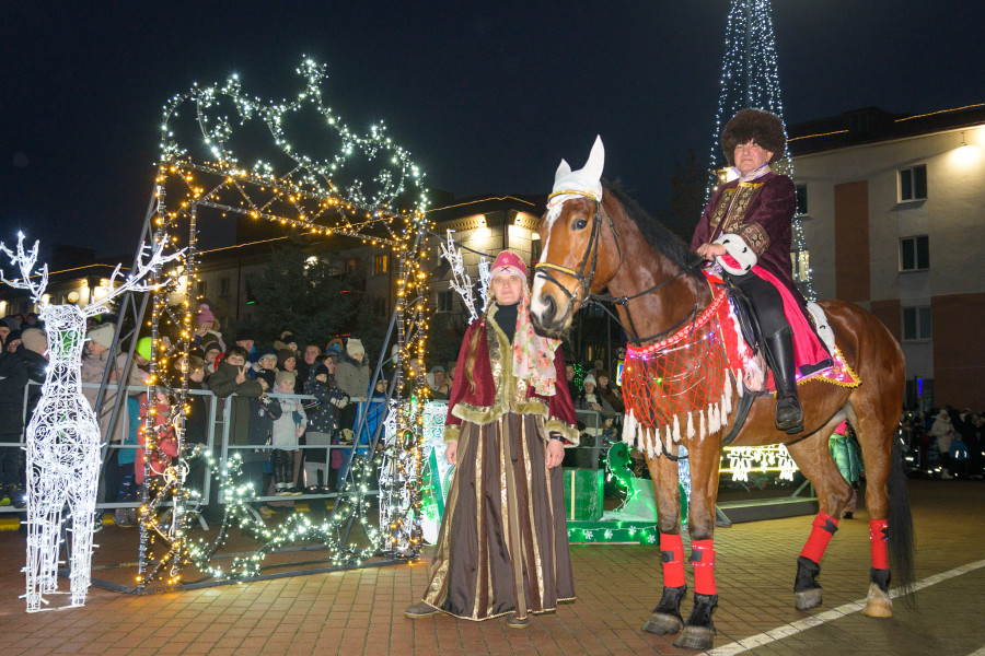 У главной ёлки в Бобруйске проходит предрождественская и предновогодняя ярмарка