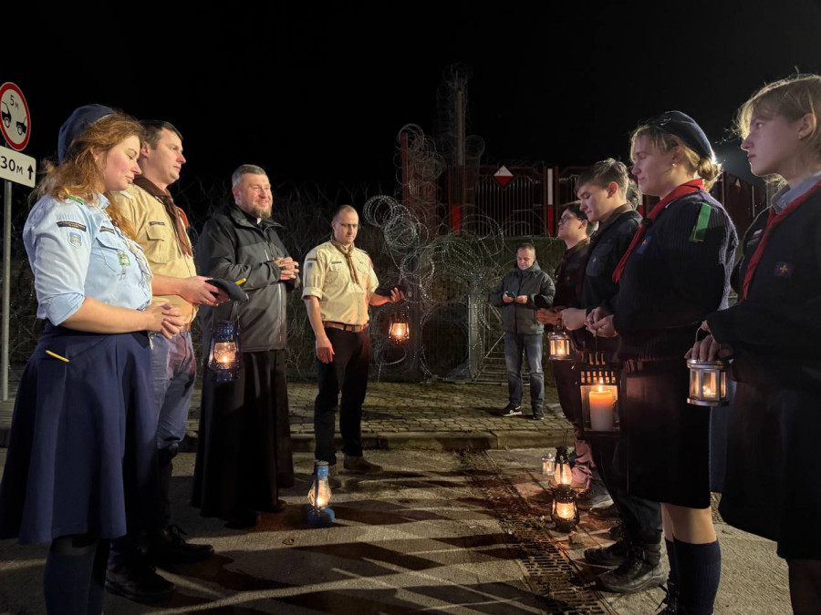 Вифлеемский огонь мира прибыл в Беларусь. Фотофакт