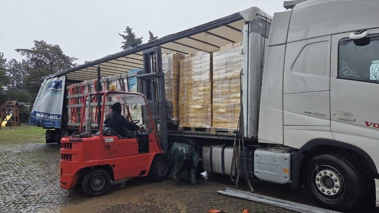 Папа Римский передал Украине 100 тысяч пакетиков с супами