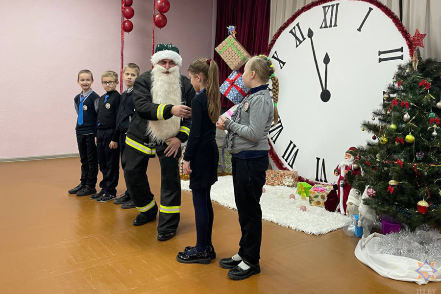 Дед Мороз-спасатель посетил школы Бобруйского района. Видео