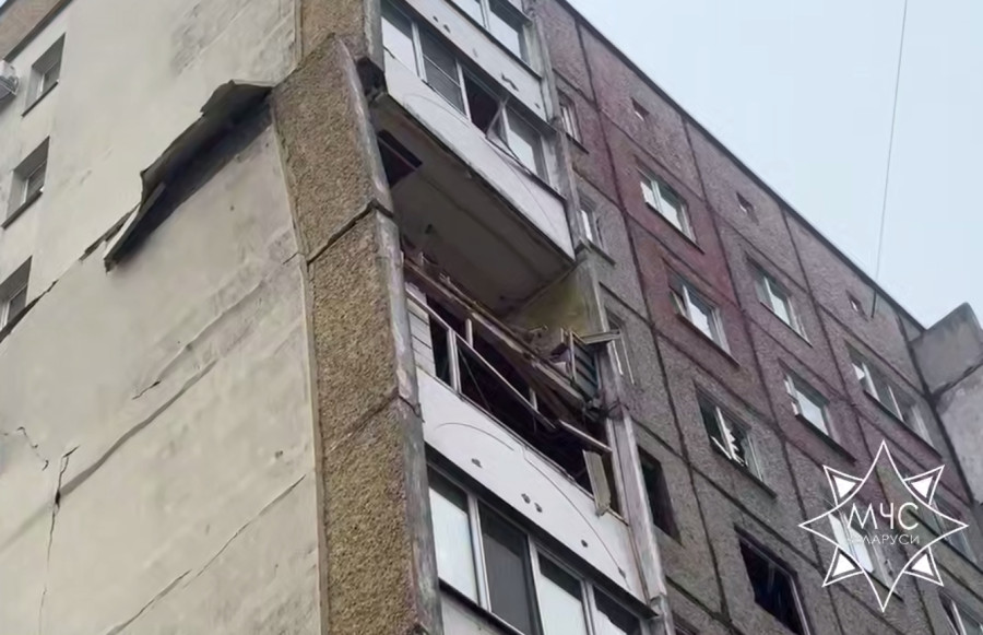 В многоэтажке в Гомеле произошла вспышка газовоздушной смеси. Спасатели эвакуируют жильцов дома (видео)