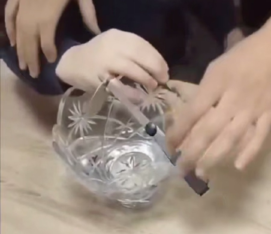 В Бобруйске мальчик не смог вытащить палец из гардеробного номерка. Вызывали МЧС (видео)