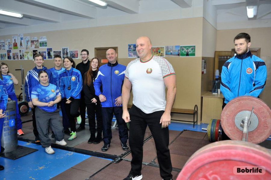 Глава Бобруйска Максим Гурин выполнил жим штанги от груди весом 130 кг. Фотофакт