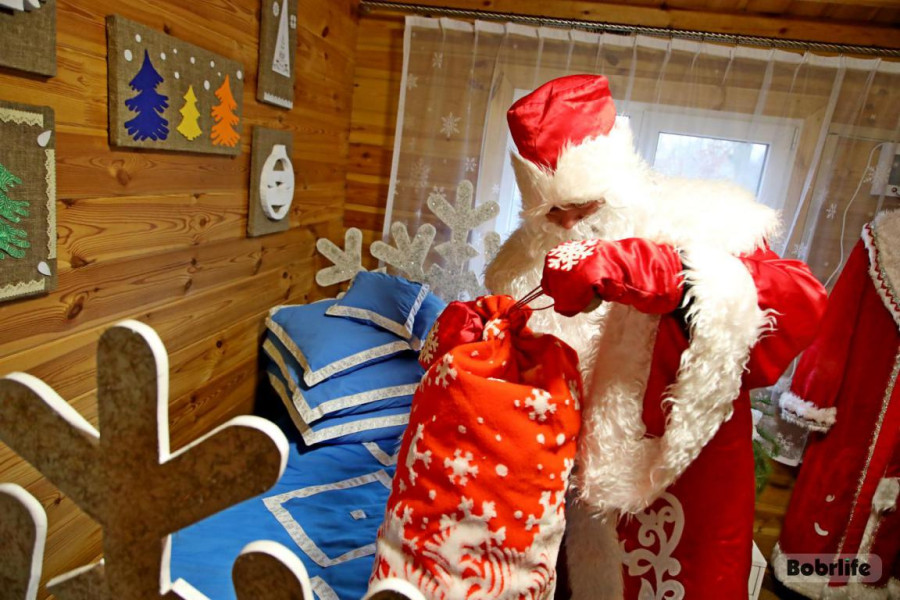 Декабрь, 2025 года. Бобруйск, детский парк, улица Пушкина. Резиденция Деда Мороза