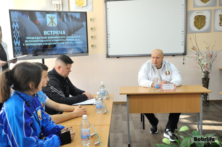 В преддверии праздников председатель Бобруйского горисполкома Максим Гурин в Бобруйском государственном училище олимпийского резерва. Фото: bobrlife.by.