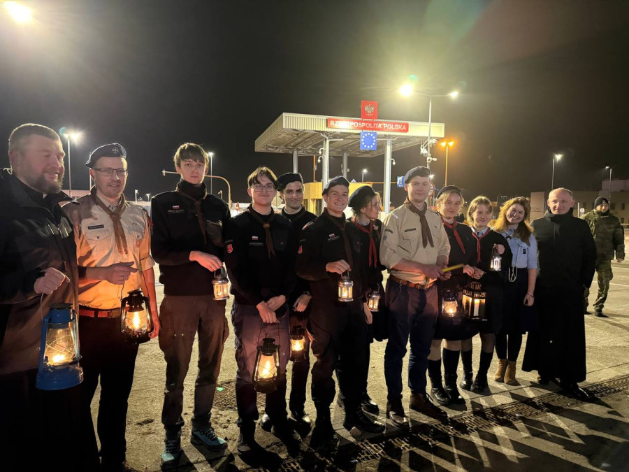 17 декабря 2025 года. Передача  священного Вифлеемского огня на нейтральной территории между Польшей и Беларусью. Фото: пресс-служба Гродненской епархии Римско-католической церкви в Беларуси.